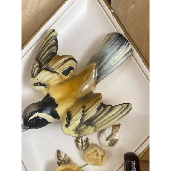 Lefton Japan Bird Wall Plaque #2889 – Mid-Century 1950s Ceramic 3D Bird & Roses - Picture 2 of 10